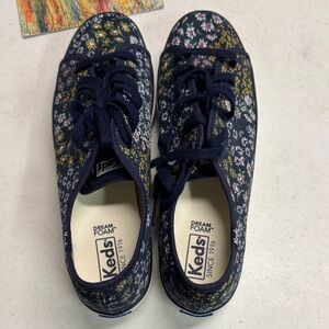 Keds women Navy Floral Sneakers New with out tag (Never worn)